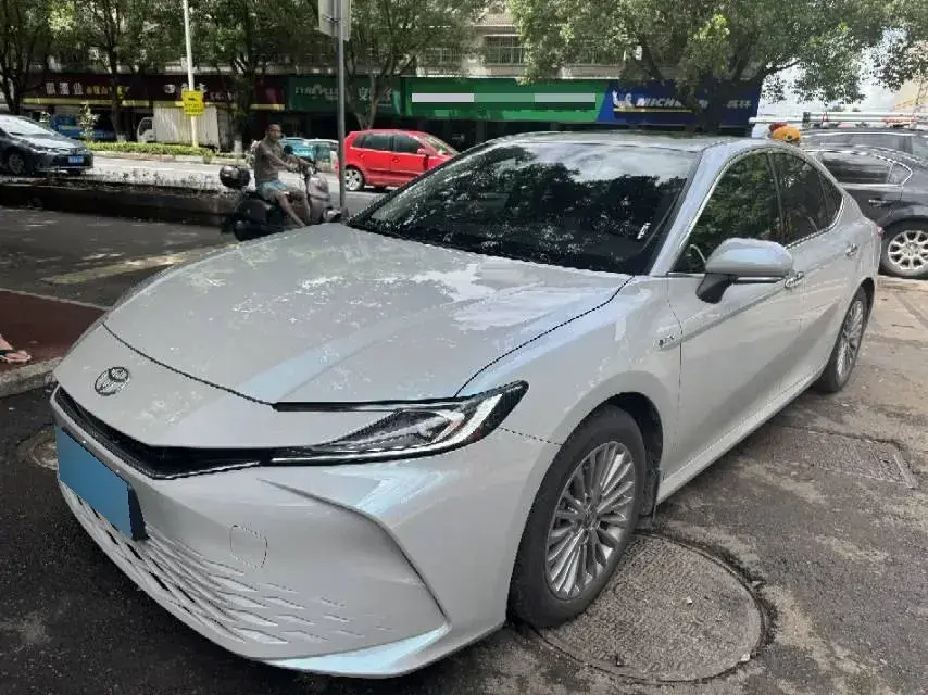 2025 Toyota Camry 2.0L 152HP L4 E-CVT Hybrid