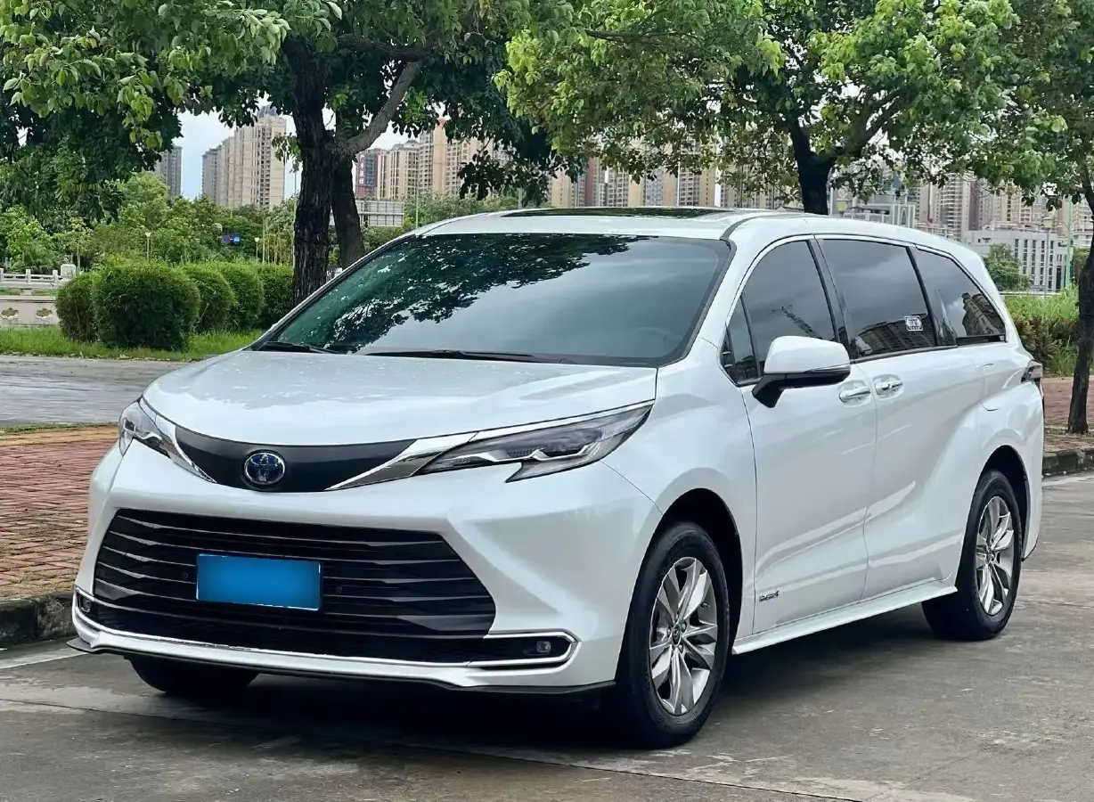 2024 Toyota Sienna 2.5L 189HP L4 E-CVT Hybrid