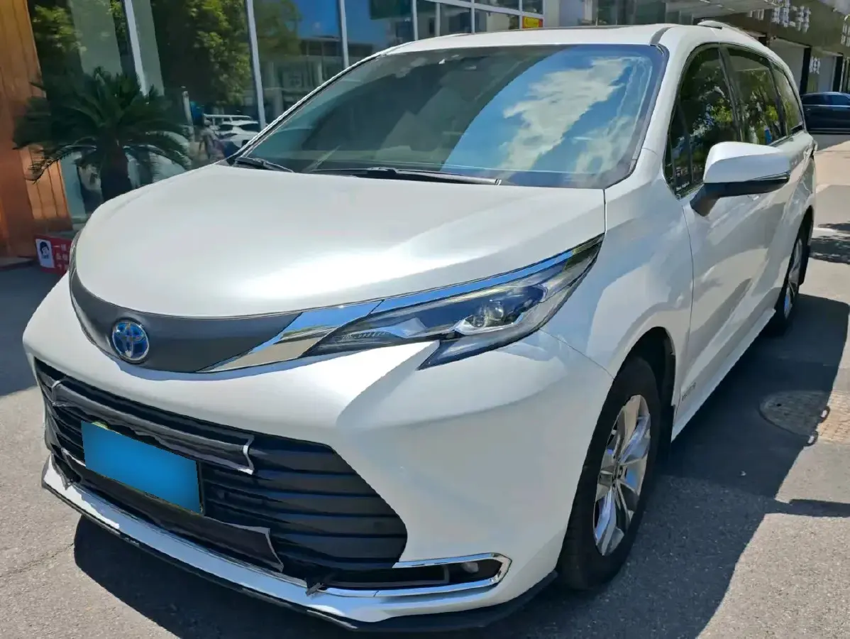 2023 Toyota Sienna 2.5L 189HP L4 E-CVT Hybrid