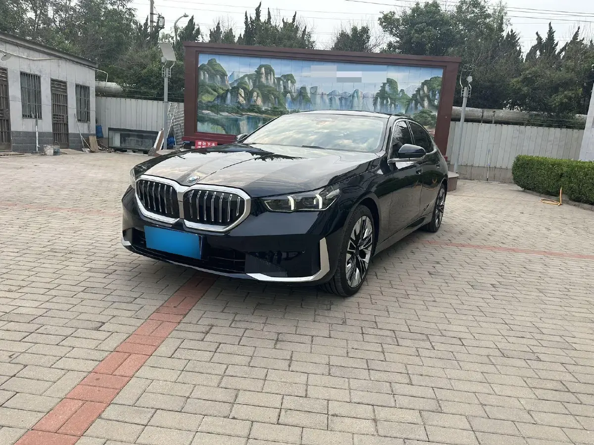 2025 BMW 5 Series 2.0T 258HP L4 8AT