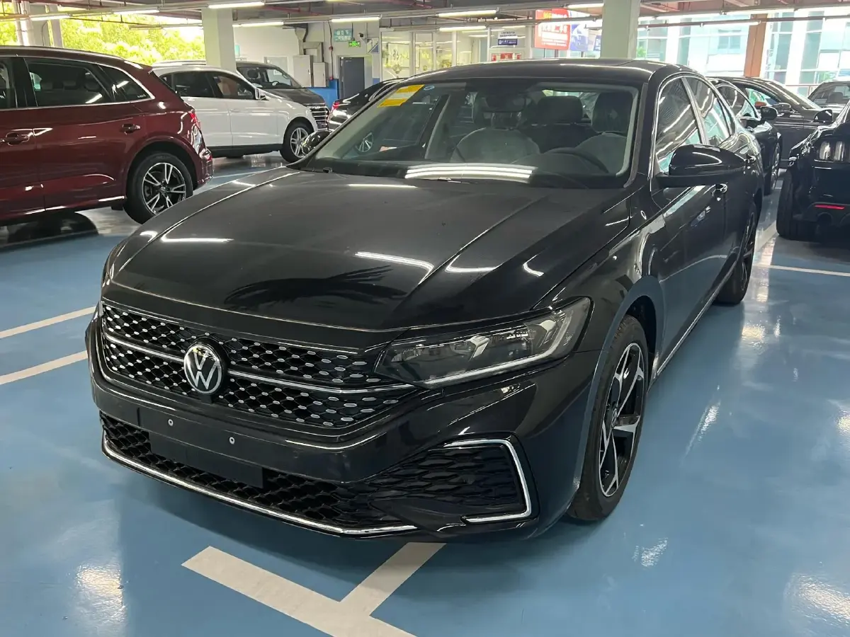 2025 Volkswagen Passat 2.0T 186HP L4 7DCT