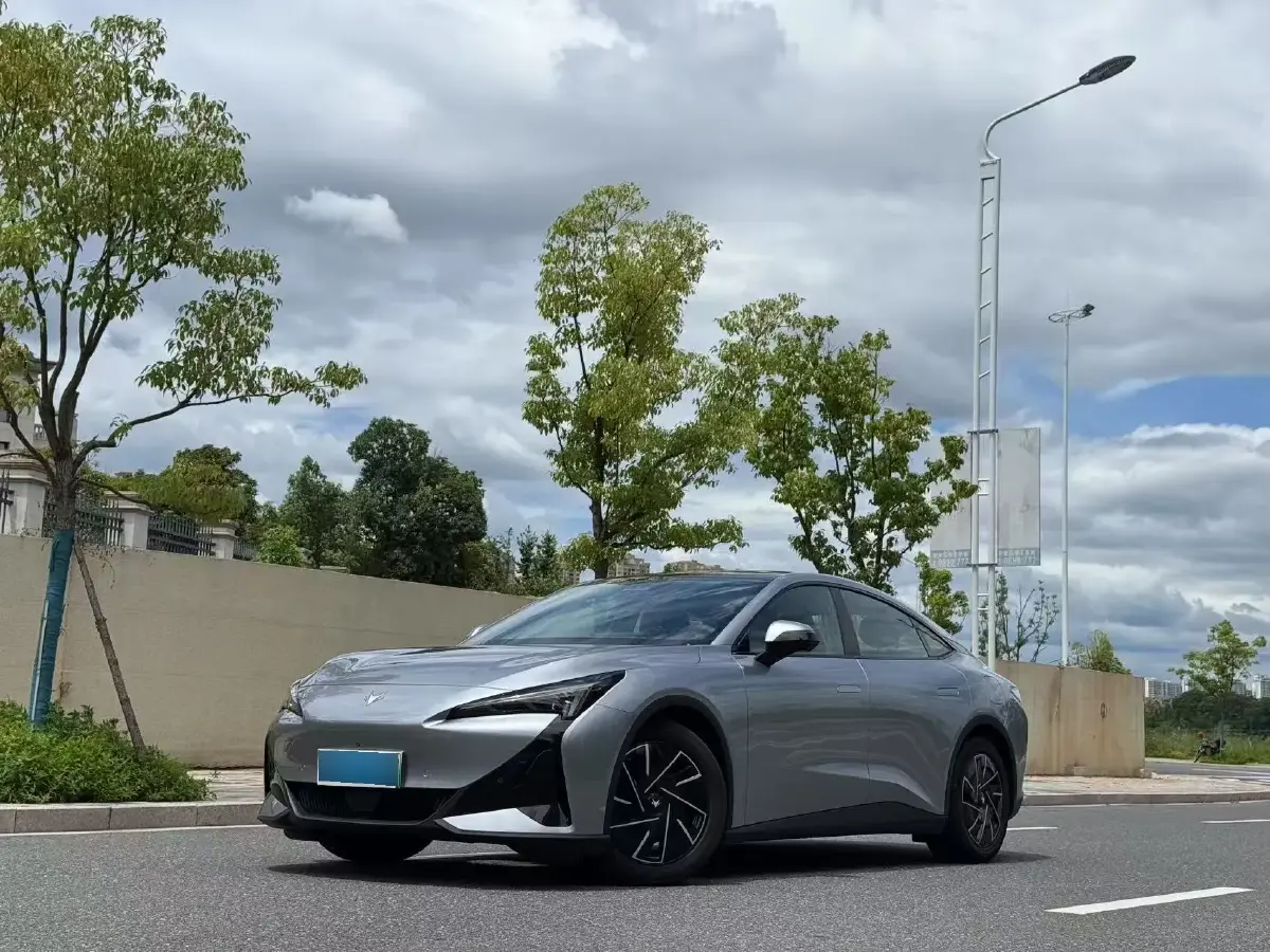 2025 ARCFOX αS5 BEV