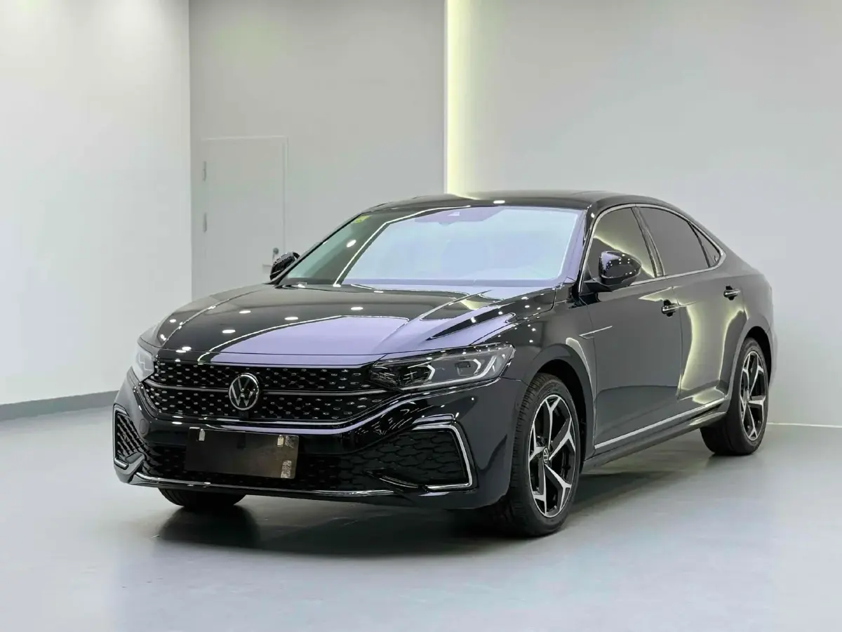 2024 Volkswagen Passat 2.0T 220HP L4 7DCT