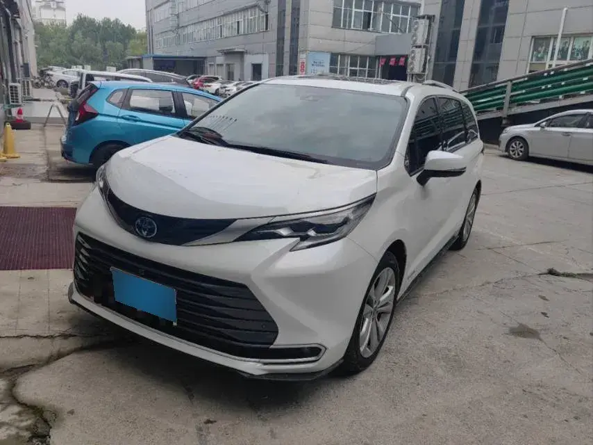 2024 Toyota Sienna 2.5L 189HP L4 E-CVT Hybrid