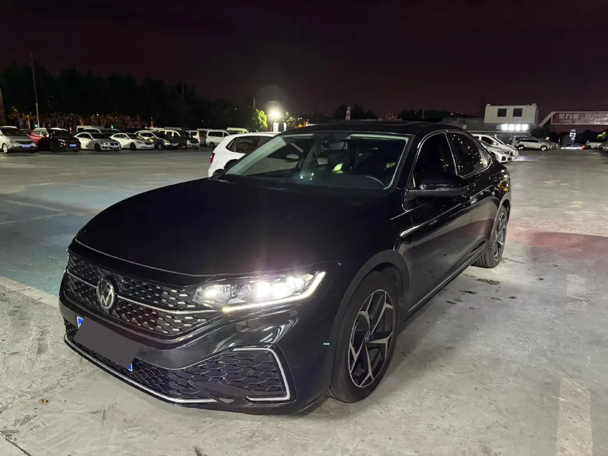 2024 Volkswagen Passat 2.0T 186HP L4 7DCT