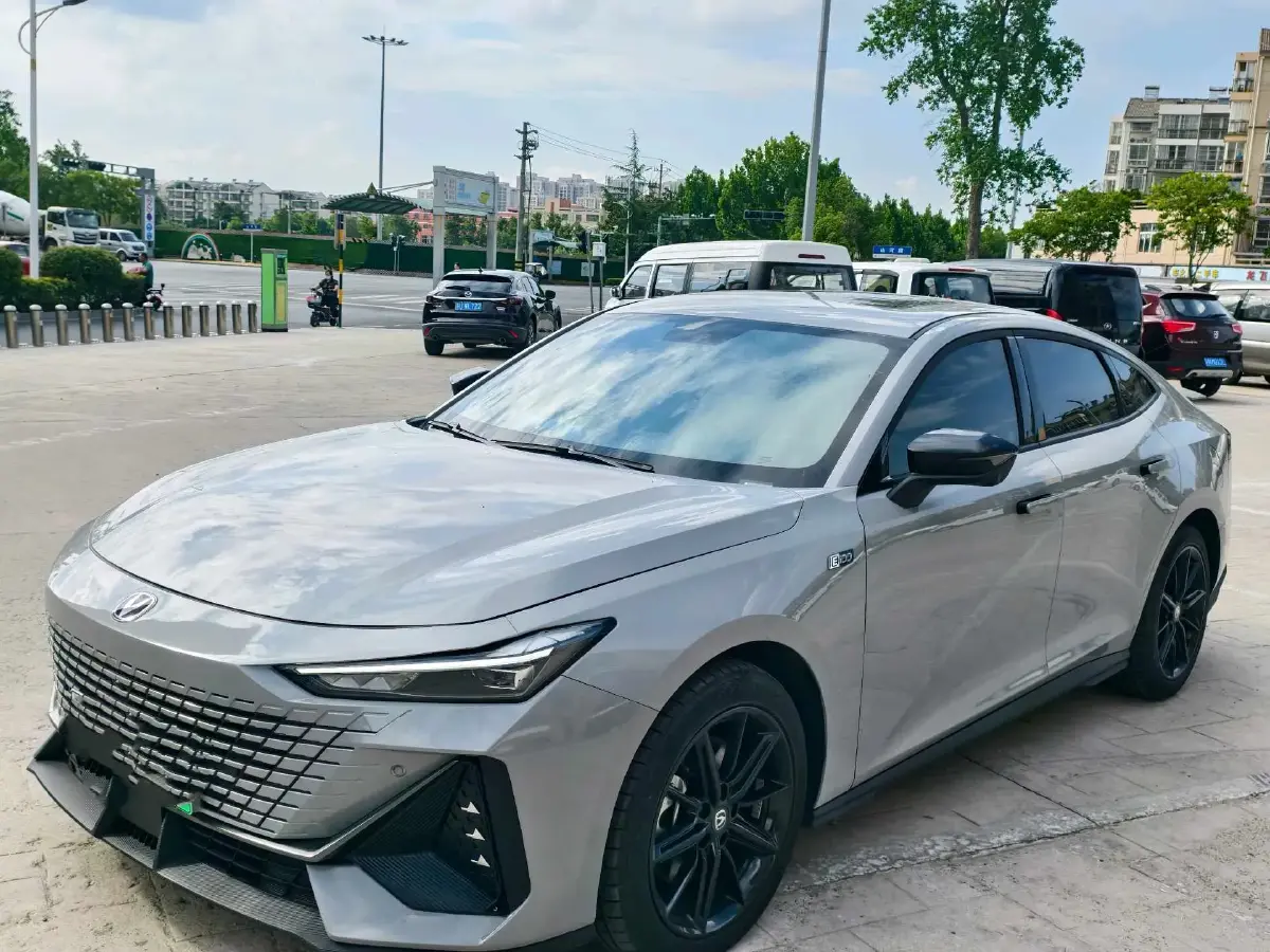 2023 ChangAn UNI-V iDD 1.5T 170HP L4 6TCT PHEV 18.4KWH