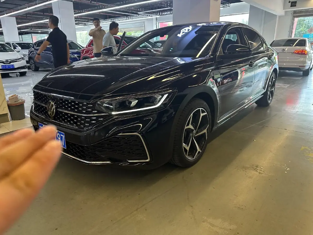 2024 Volkswagen Passat 2.0T 220HP L4 7DCT