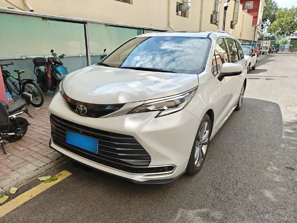 2024 Toyota Sienna 2.5L 189HP L4 E-CVT Hybrid