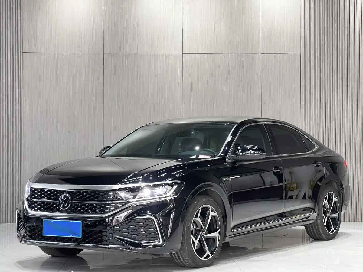 2025 Volkswagen Passat 2.0T 186HP L4 7DCT