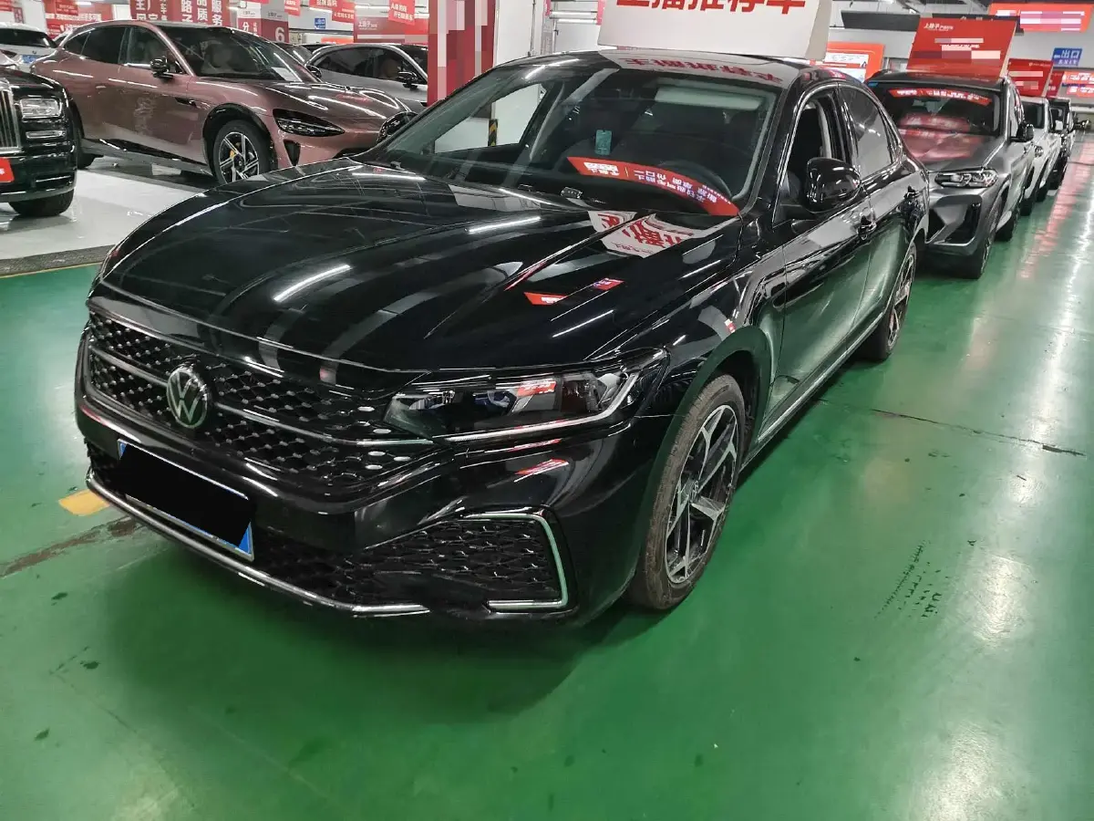 2025 Volkswagen Passat 2.0T 220HP L4 7DCT
