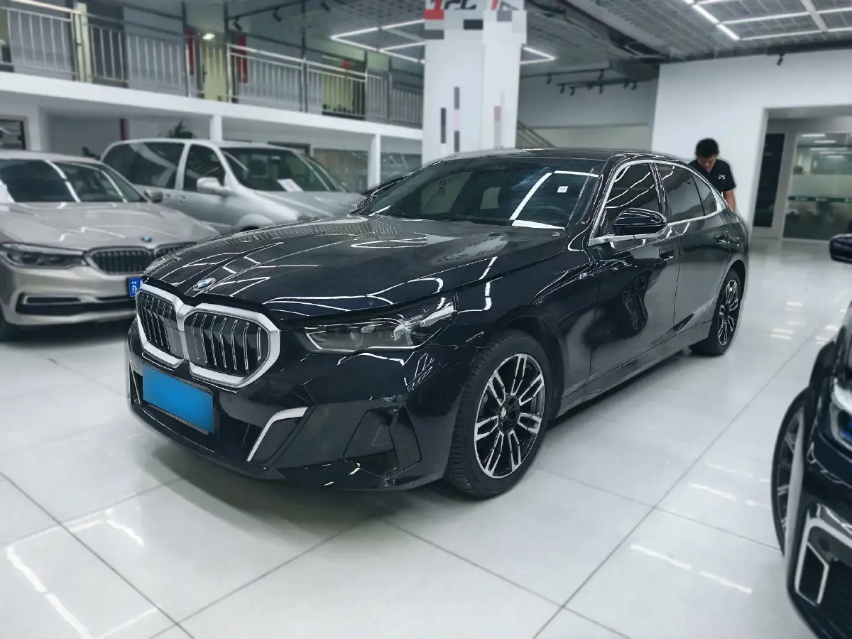 2025 BMW 5 Series 2.0T 190HP L4 8AT