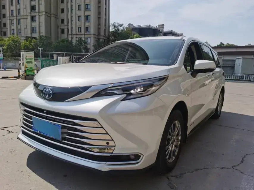 2023 Toyota Sienna 2.5L 189HP L4 E-CVT Hybrid