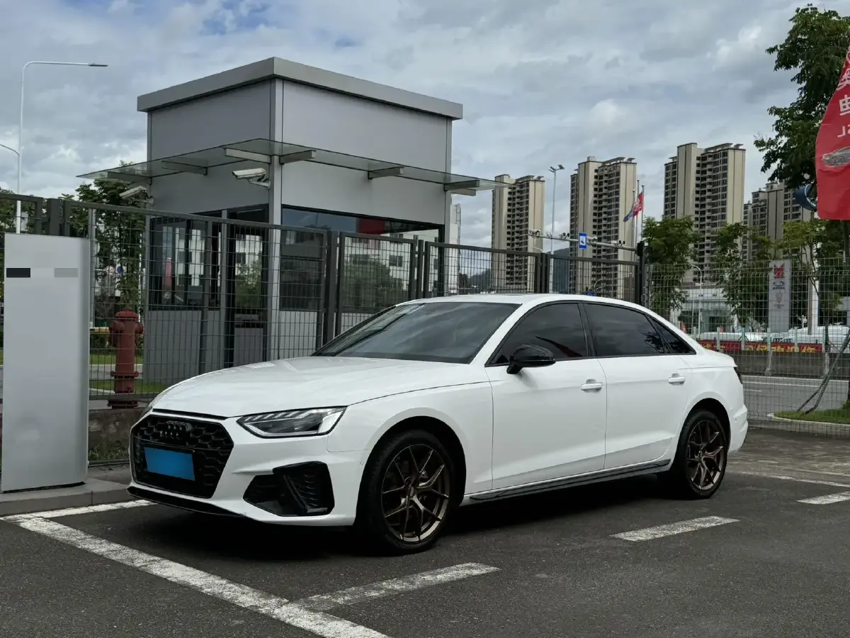 2022 Audi A4L 2.0T 190HP L4 7DCT