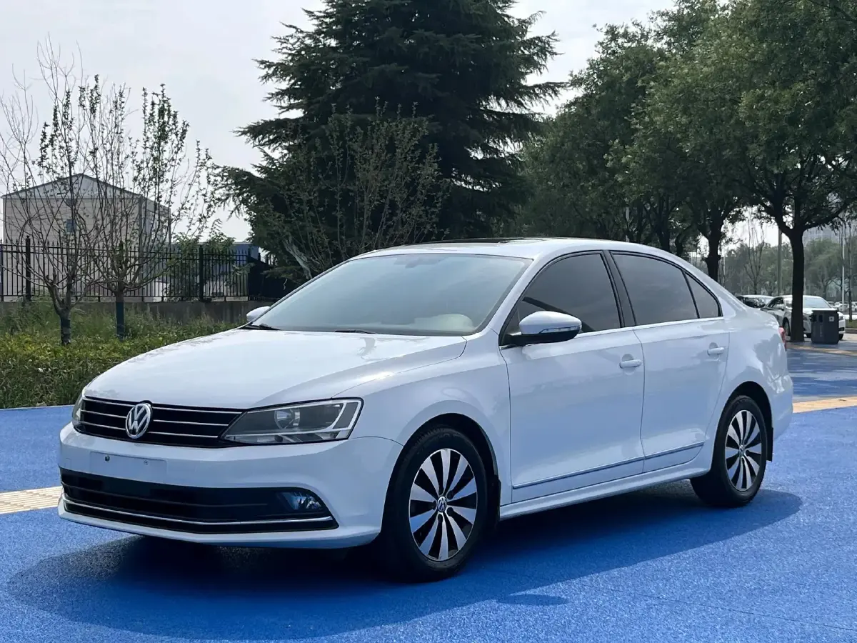 2017 Volkswagen Sagitar 1.2T 110HP L4 7DCT