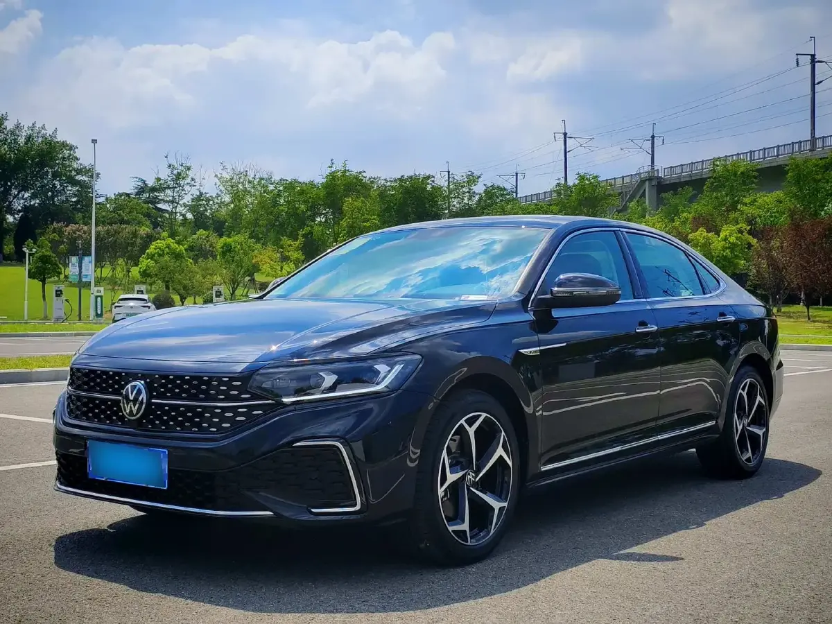 2024 Volkswagen Passat 2.0T 186HP L4 7DCT