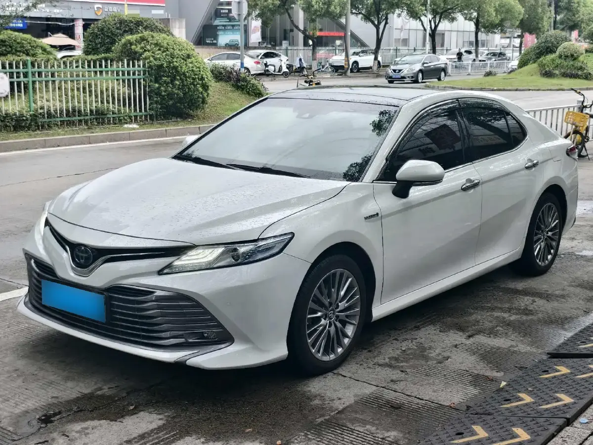 2019 Toyota Camry 2.5L 178HP L4 E-CVT Hybrid