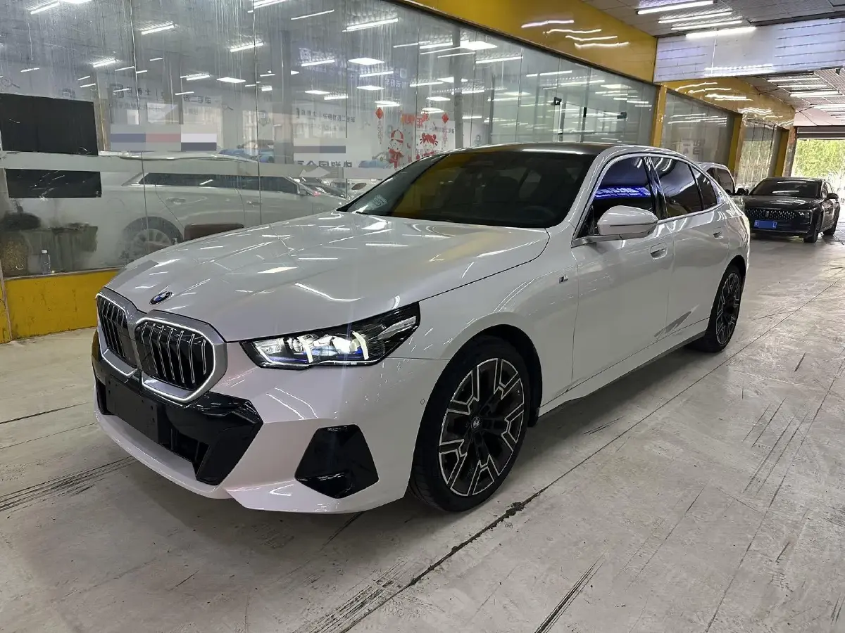 2024 BMW 5 Series 2.0T 258HP L4 8AT