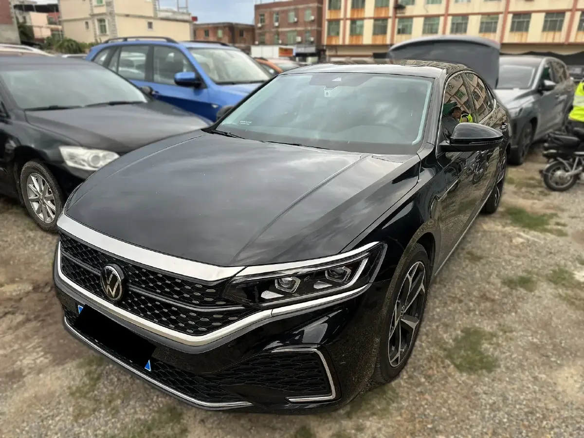 2024 Volkswagen Passat 2.0T 220HP L4 7DCT