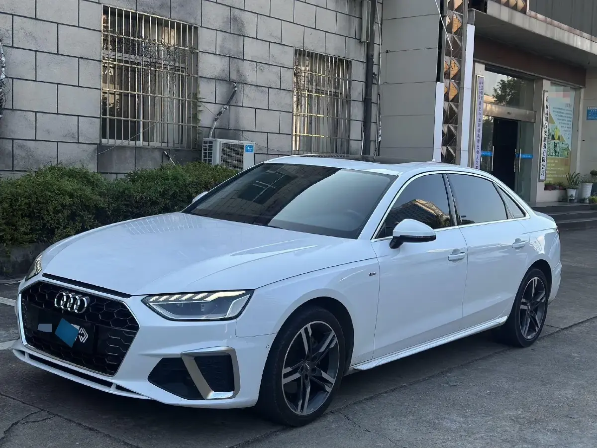 2022 Audi A4L 2.0T 190HP L4 7DCT