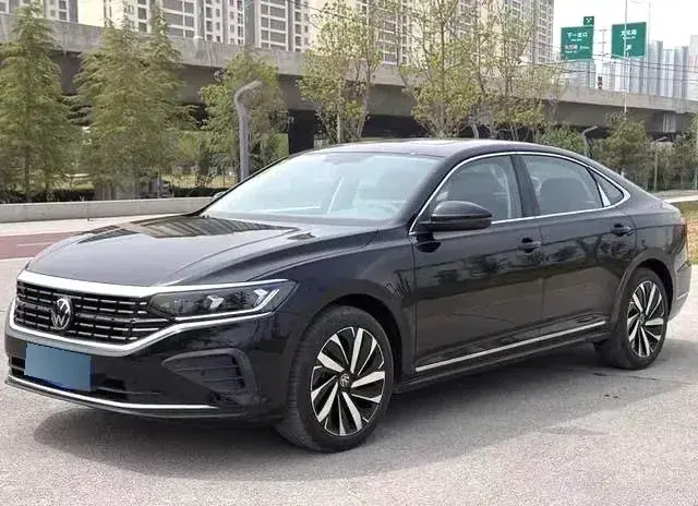 2025 Volkswagen Passat 2.0T 220HP L4 7DCT
