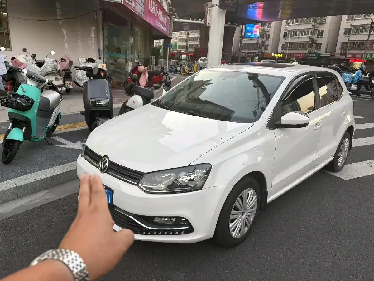 2016 Volkswagen Polo 1.6L 110HP L4 6AT