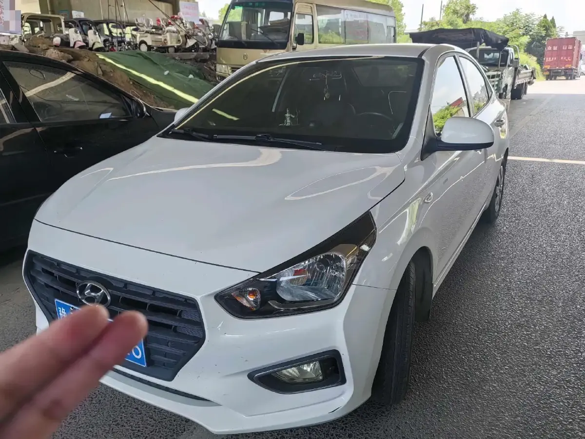 2017 Hyundai Reina 1.4L 95HP L4 5MT