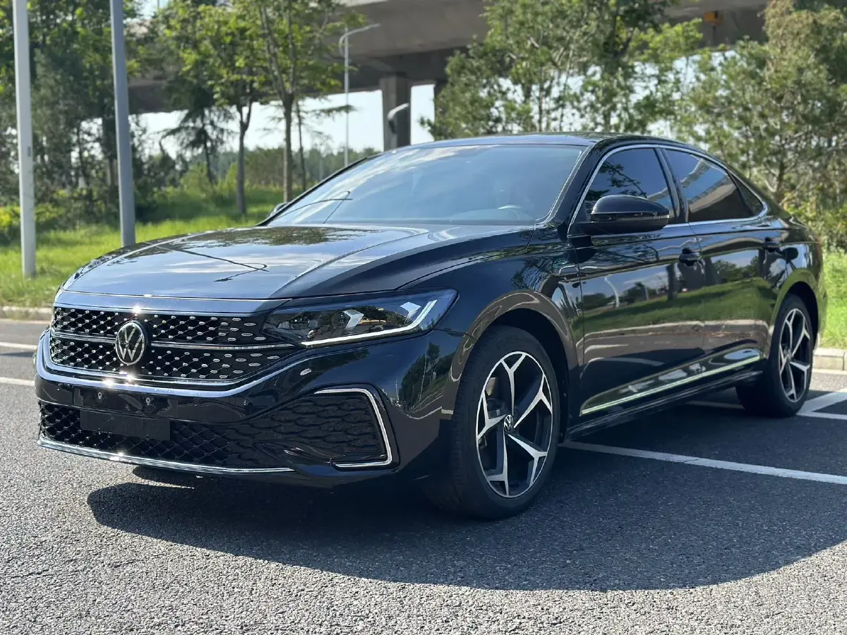 2023 Volkswagen Passat 2.0T 186HP L4 7DCT