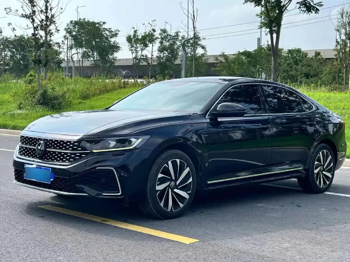 2024 Volkswagen Passat 2.0T 220HP L4 7DCT