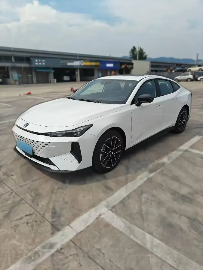 2024 ChangAn UNI-V iDD 1.5L 110HP L4 E-CVT PHEV 18.99KWH