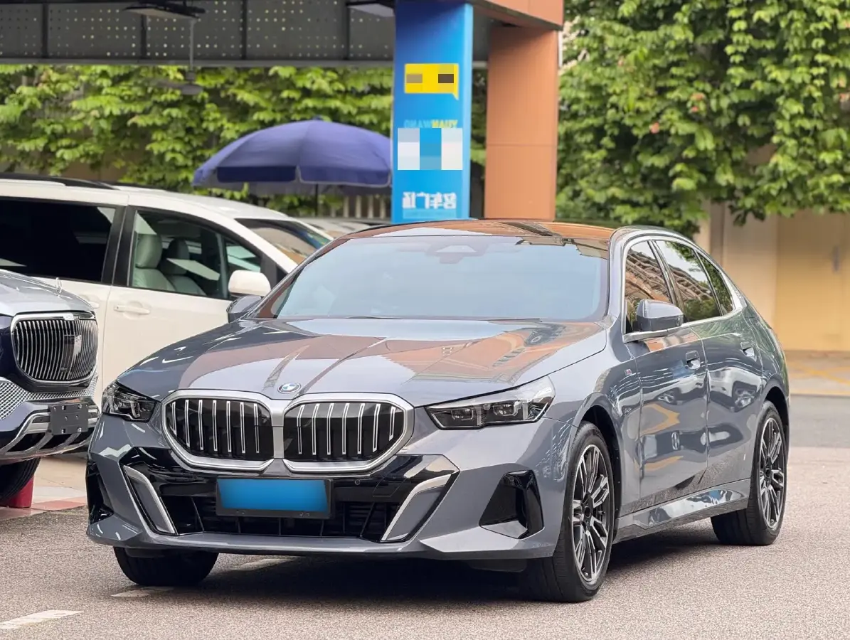 2024 BMW 5 Series 2.0T 258HP L4 8AT