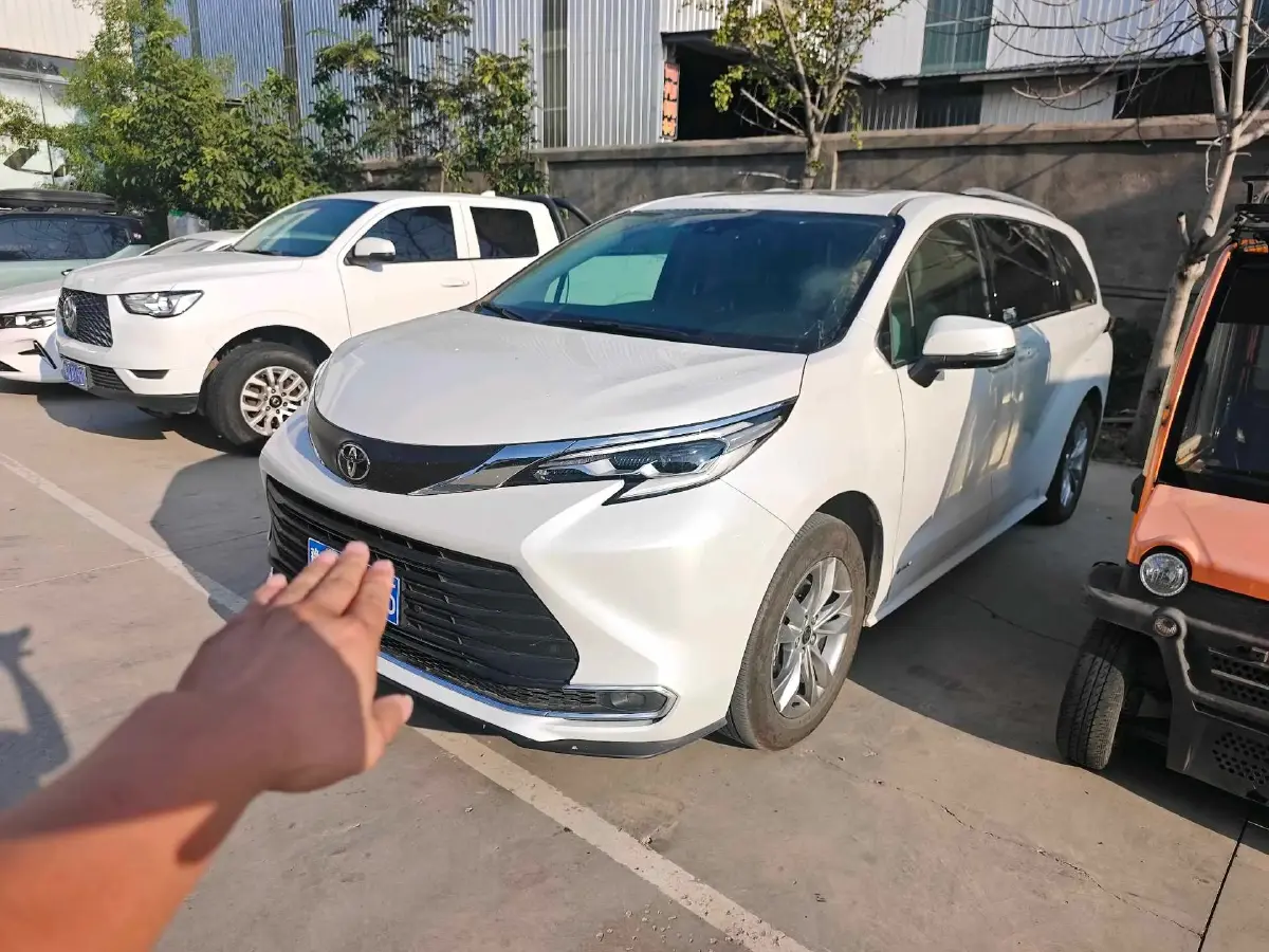 2024 Toyota Sienna 2.5L 189HP L4 E-CVT Hybrid