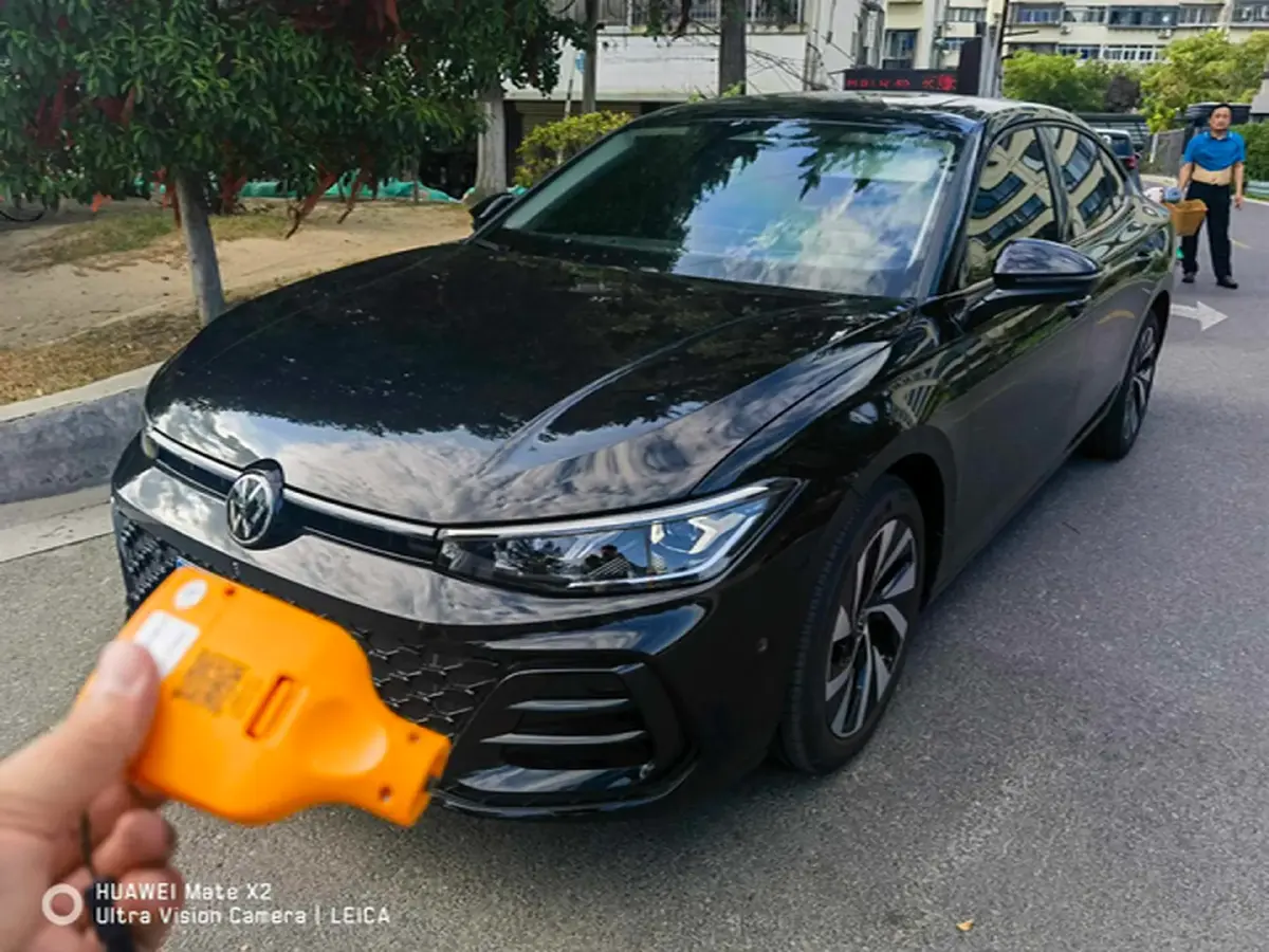 2025 Volkswagen Passat 2.0T 220HP L4 7DCT