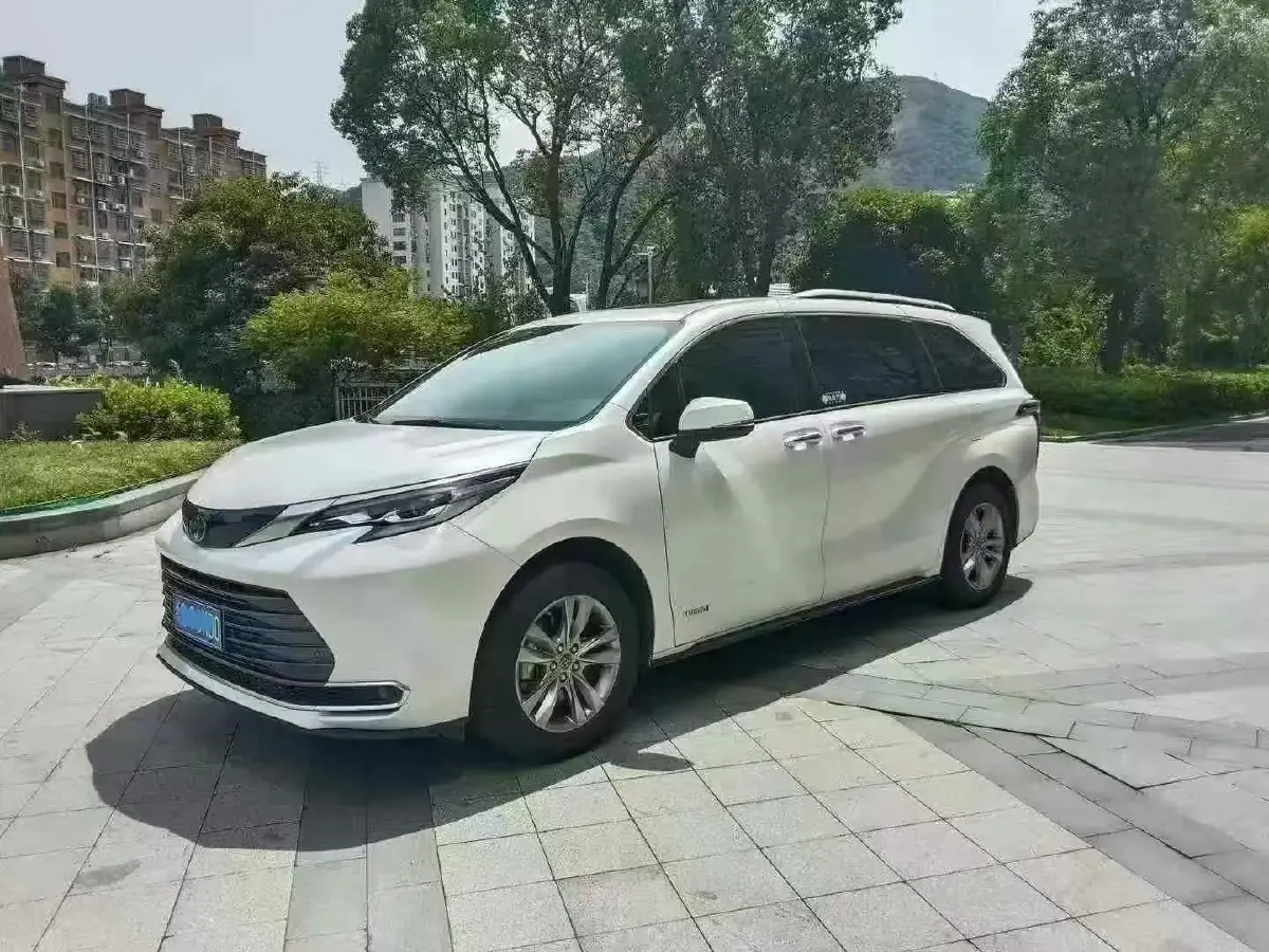 2021 Toyota Sienna 2.5L 192HP L4 E-CVT Hybrid