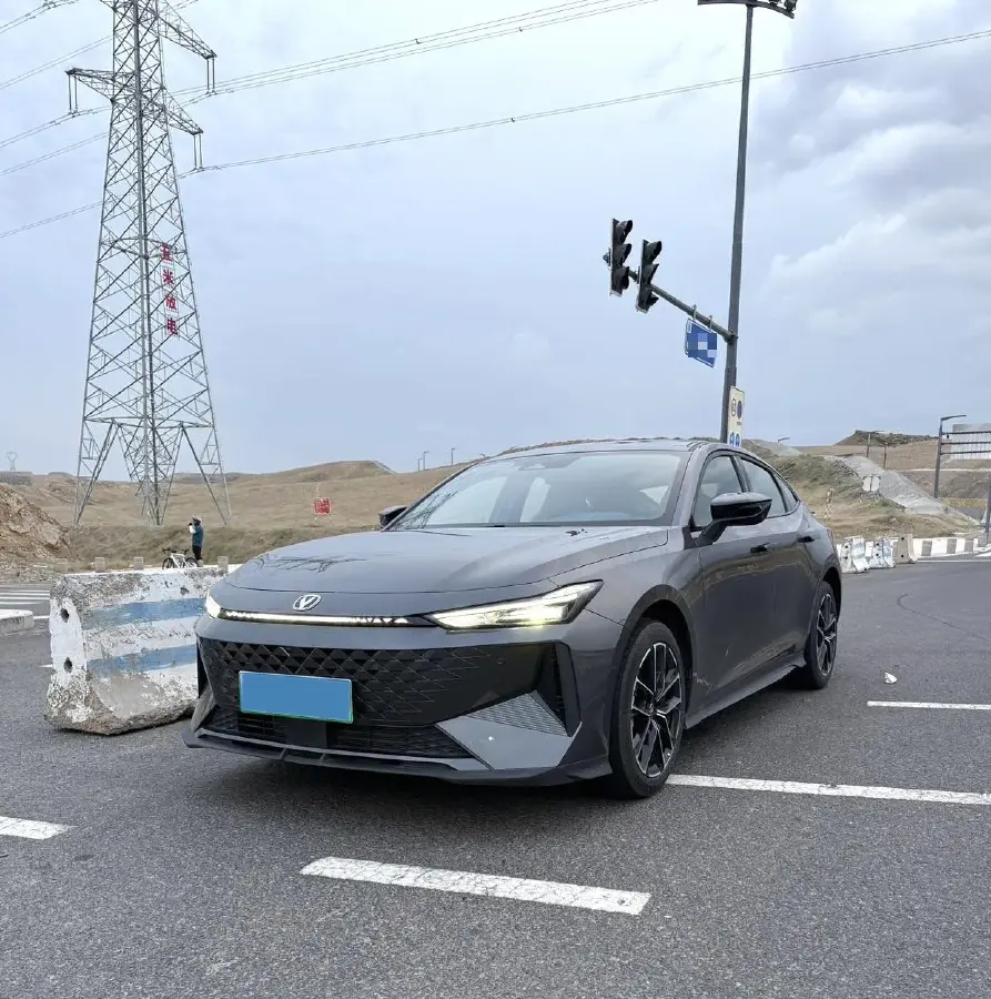 2024 ChangAn UNI-V iDD 1.5L 110HP L4 E-CVT PHEV 18.99KWH