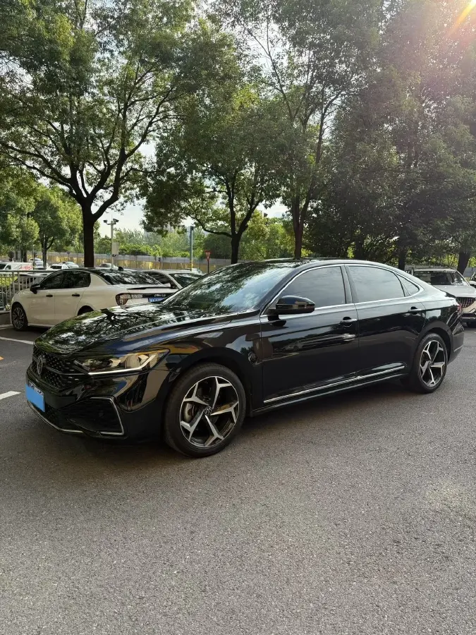 2023 Volkswagen Passat 2.0T 186HP L4 7DCT