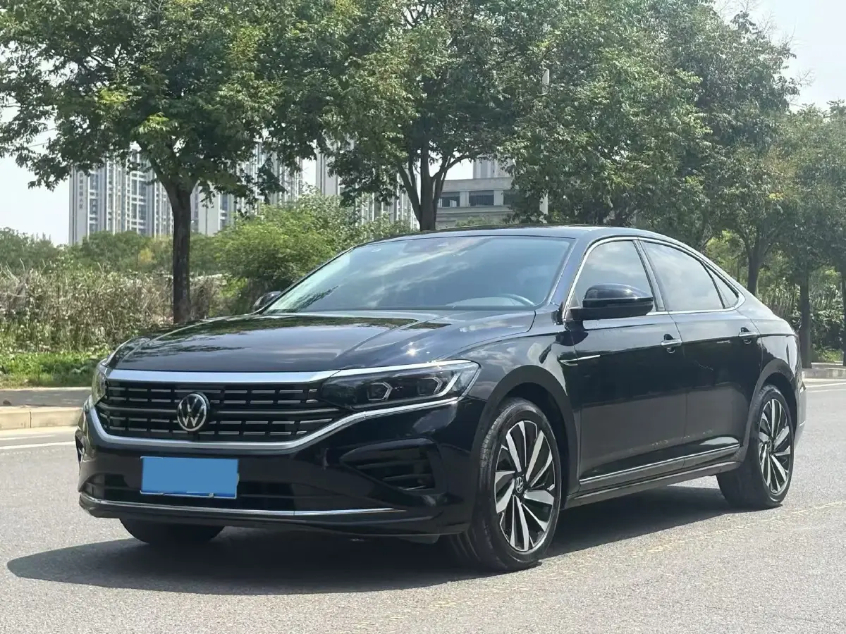 2025 Volkswagen Passat 2.0T 220HP L4 7DCT