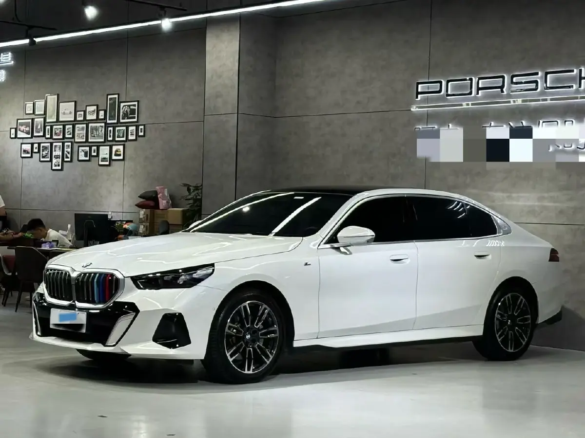 2025 BMW 5 Series 2.0T 258HP L4 8AT