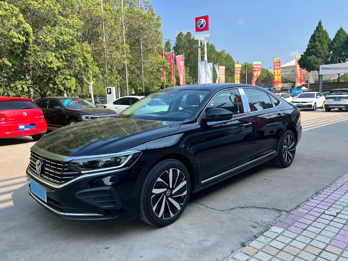 2025 Volkswagen Passat 2.0T 220HP L4 7DCT