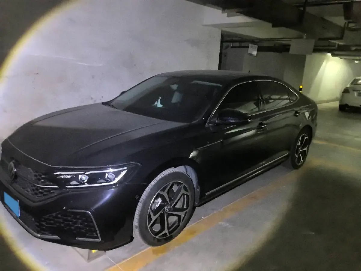 2023 Volkswagen Passat 2.0T 186HP L4 7DCT