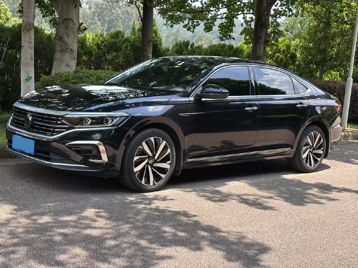 2023 Volkswagen Passat 2.0T 220HP L4 7DCT