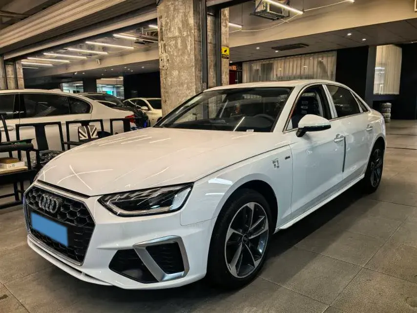 2025 Audi A4L 2.0T 190HP L4 7DCT