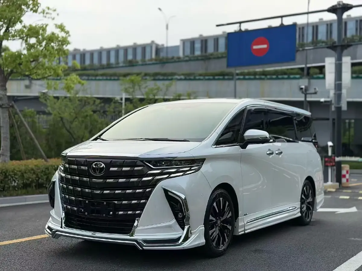 2024 Toyota Alphard 2.5L 190HP L4 E-CVT Hybrid