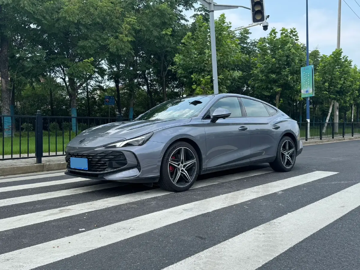 2025 MG 7 2.0T 261HP L4 9AT