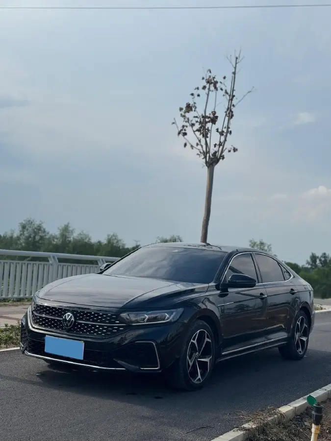 2024 Volkswagen Passat 2.0T 220HP L4 7DCT