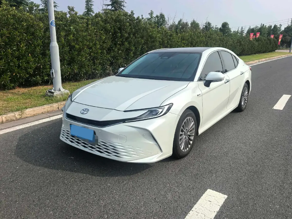 2024 Toyota Camry 2.0L 152HP L4 E-CVT Hybrid