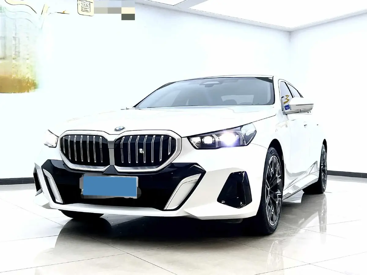 2024 BMW 5 Series 2.0T 258HP L4 8AT