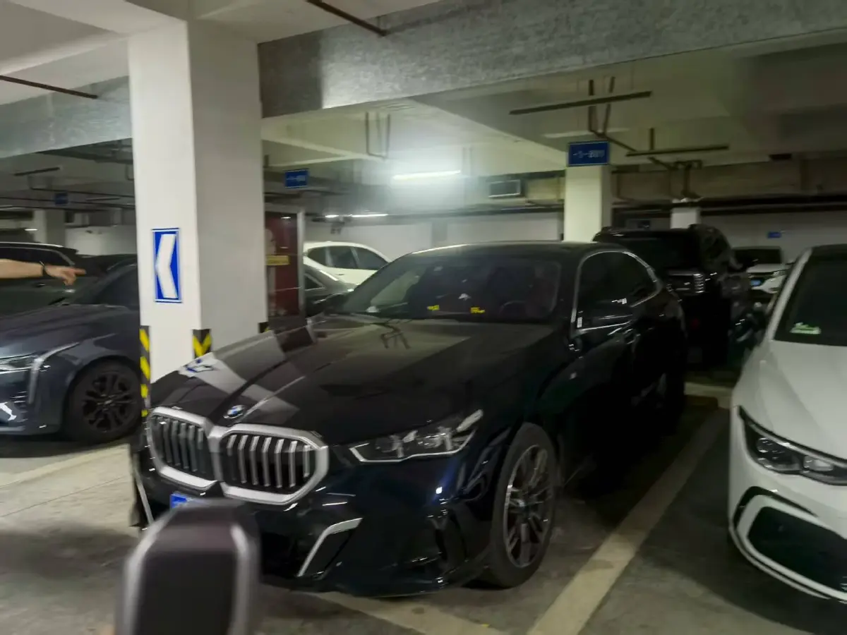 2024 BMW 5 Series 2.0T 190HP L4 8AT