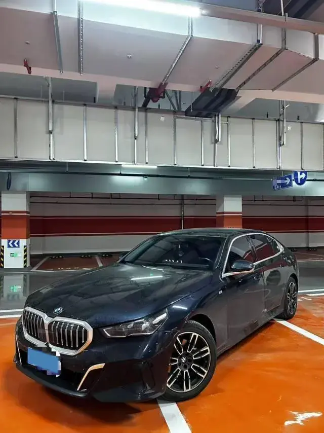 2024 BMW 5 Series 2.0T 190HP L4 8AT