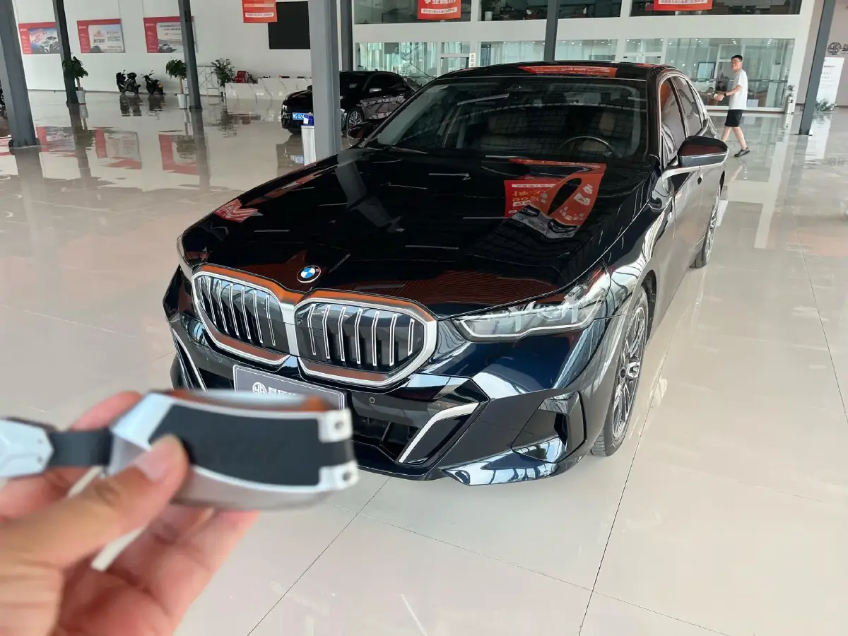 2024 BMW 5 Series 2.0T 258HP L4 8AT