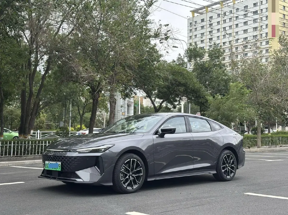 2024 ChangAn UNI-V iDD 1.5L 110HP L4 E-CVT PHEV 18.99KWH